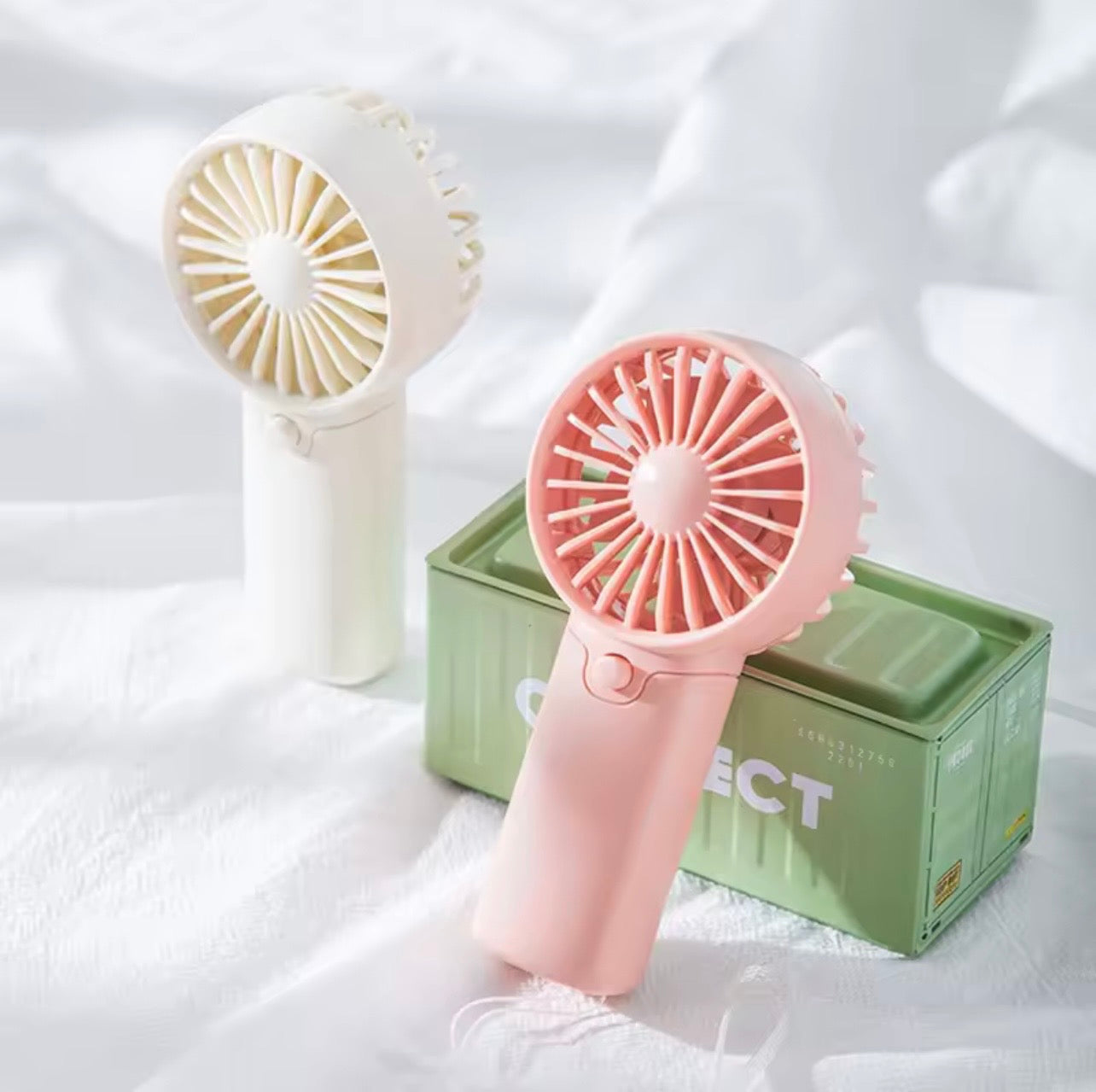Dites Adieu à la Chaleur – Mini Ventilateur Portable Rechargeable Ultra Léger
