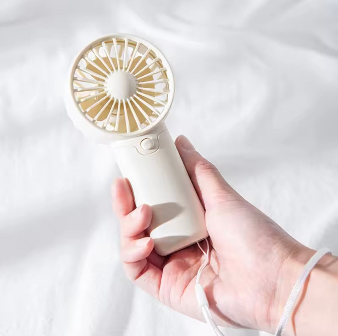 Dites Adieu à la Chaleur – Mini Ventilateur Portable Rechargeable Ultra Léger